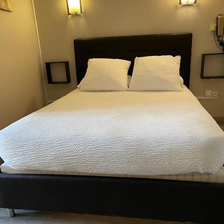 Logis Hotel Le Clement V Roquemaure  Bagian luar foto
