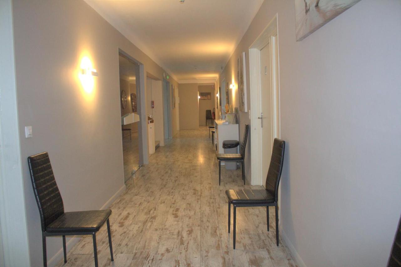 Logis Hotel Le Clement V Roquemaure  Bagian luar foto