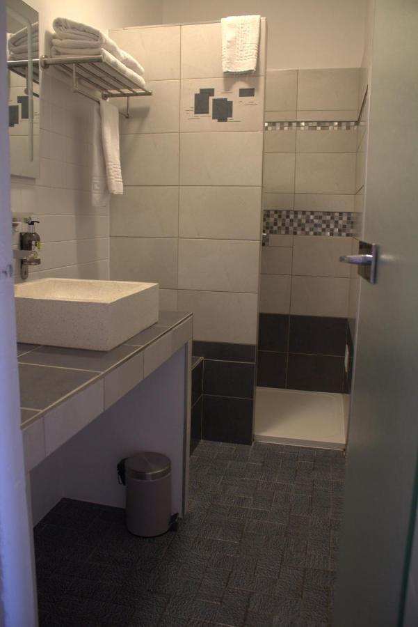 Logis Hotel Le Clement V Roquemaure  Bagian luar foto