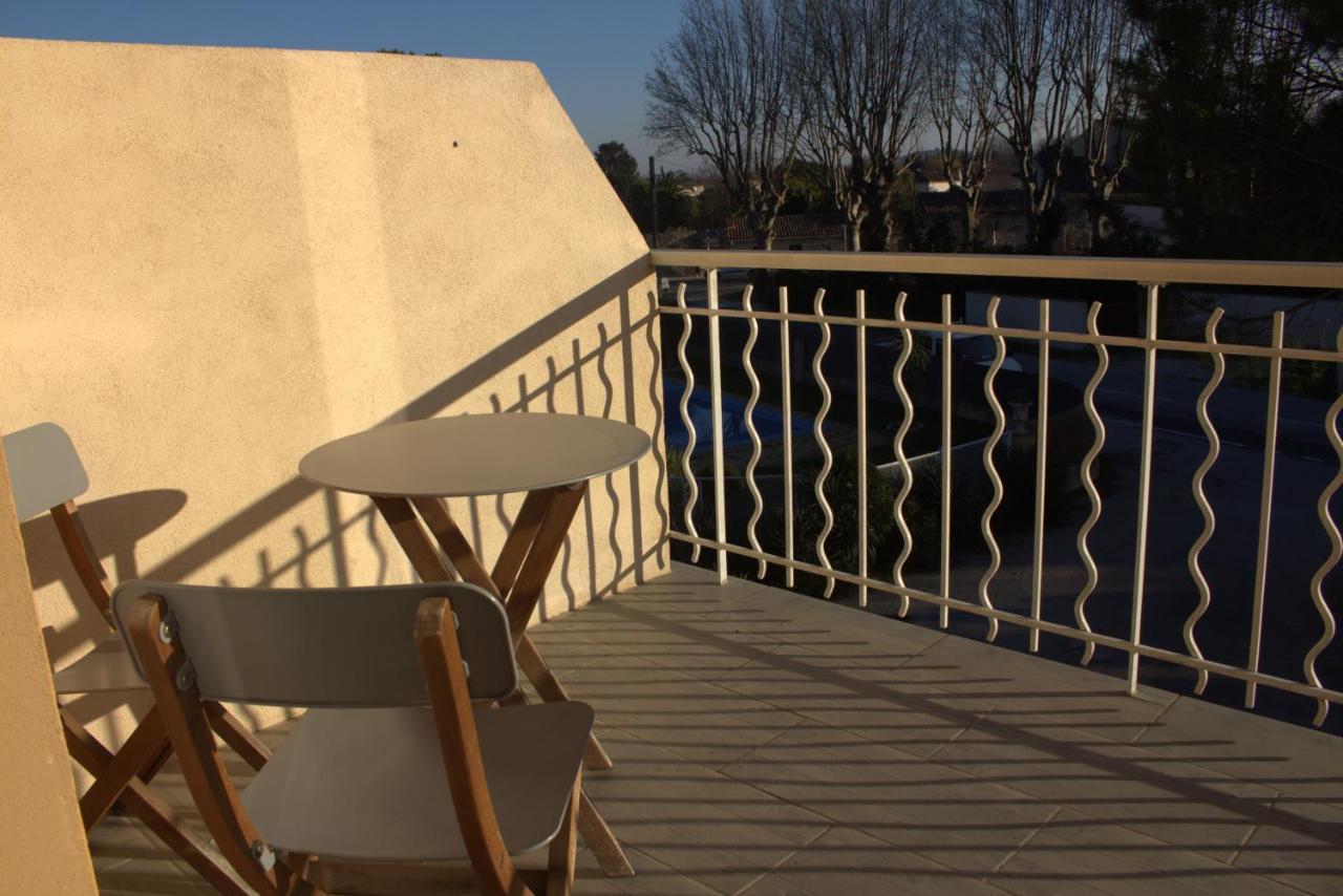 Logis Hotel Le Clement V Roquemaure  Bagian luar foto
