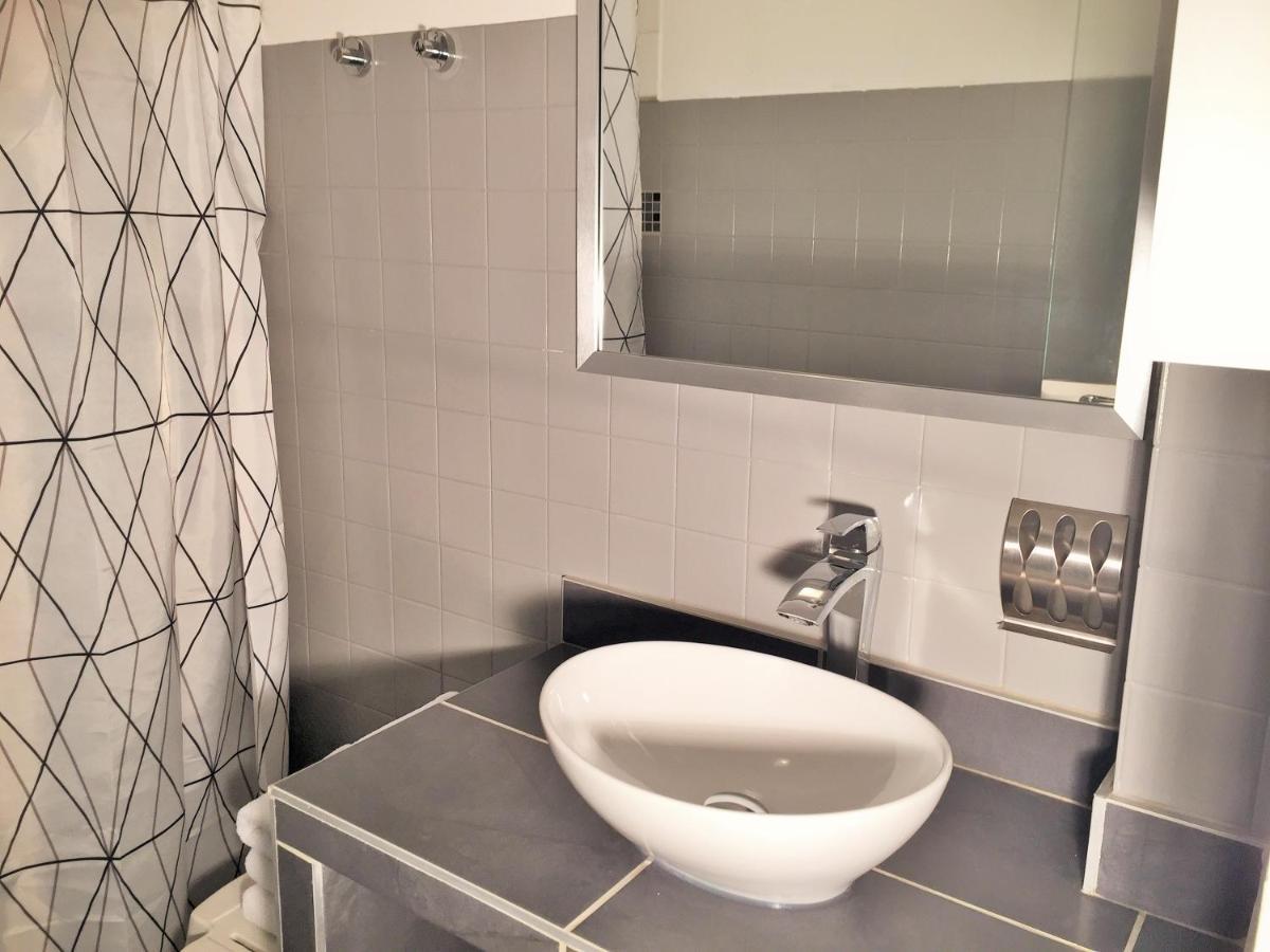 Logis Hotel Le Clement V Roquemaure  Bagian luar foto
