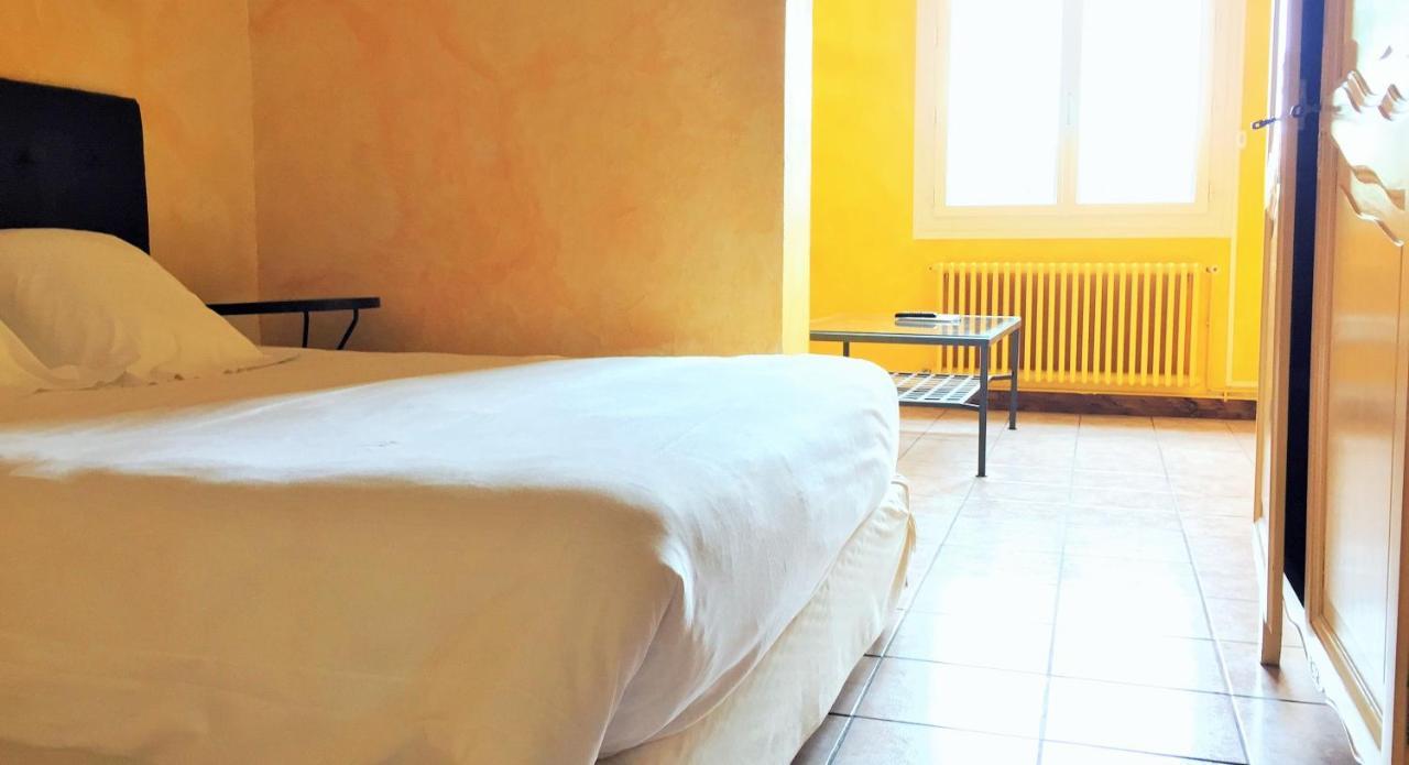 Logis Hotel Le Clement V Roquemaure  Bagian luar foto