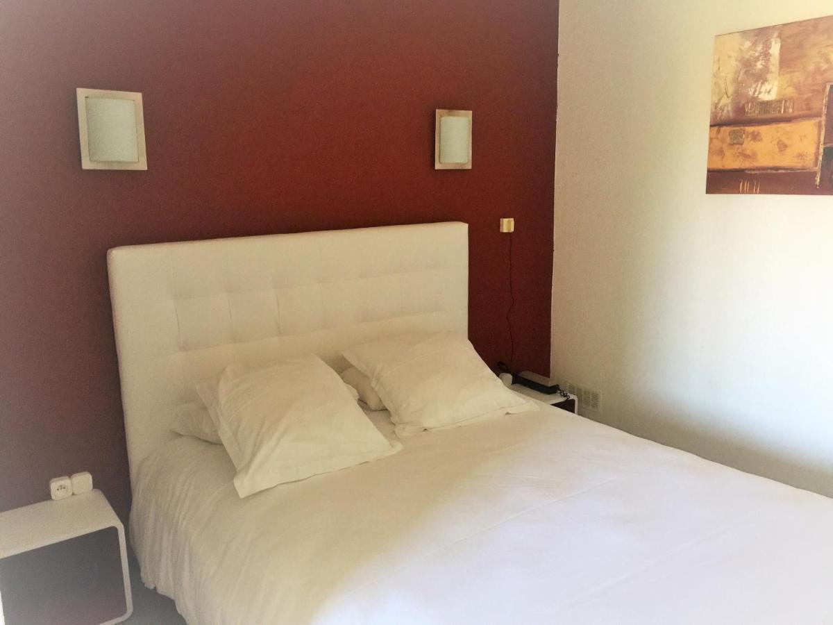 Logis Hotel Le Clement V Roquemaure  Bagian luar foto