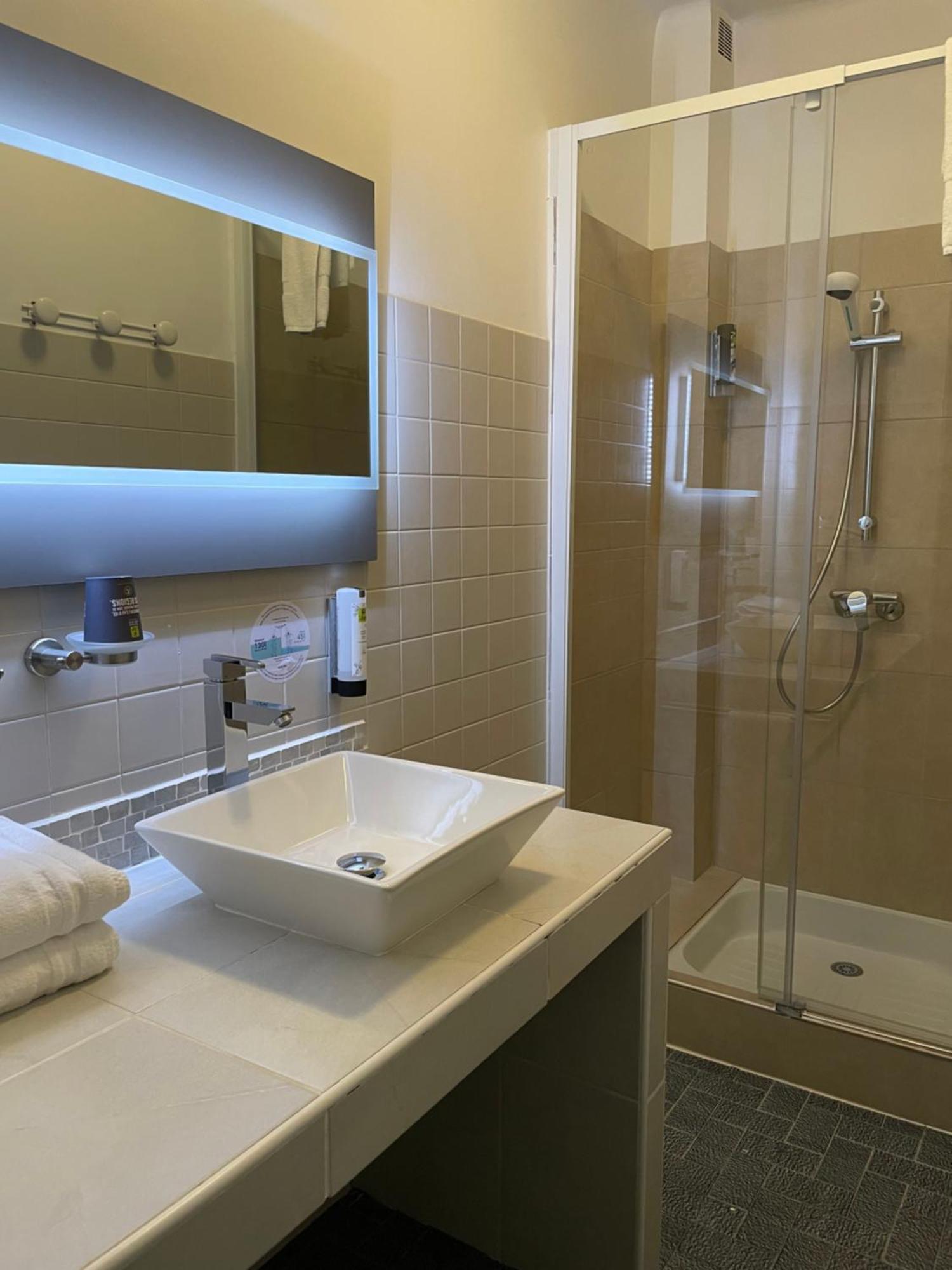 Logis Hotel Le Clement V Roquemaure  Bagian luar foto