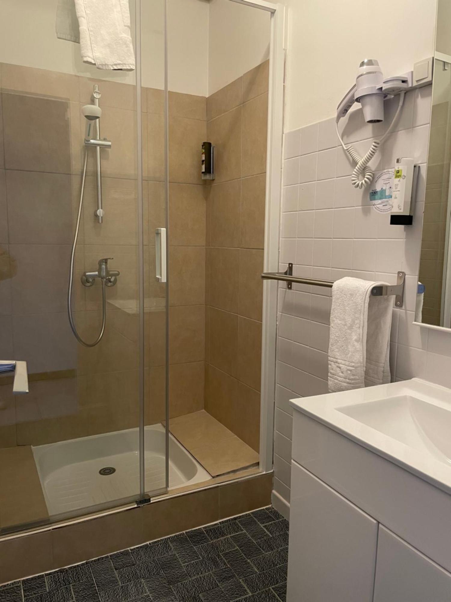 Logis Hotel Le Clement V Roquemaure  Bagian luar foto