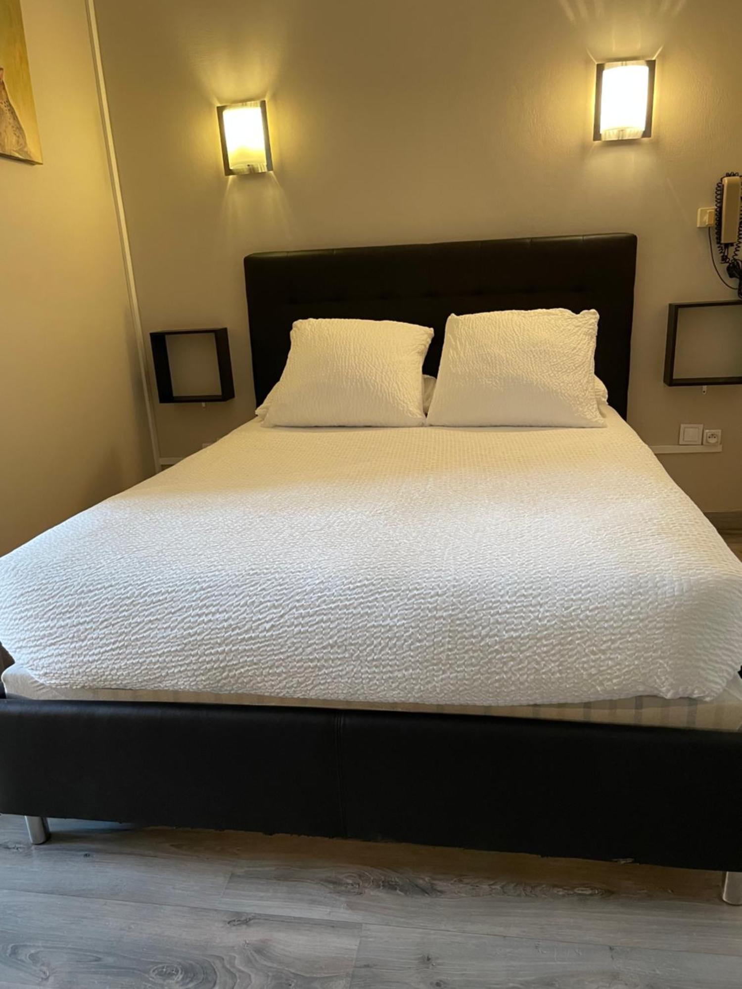 Logis Hotel Le Clement V Roquemaure  Bagian luar foto