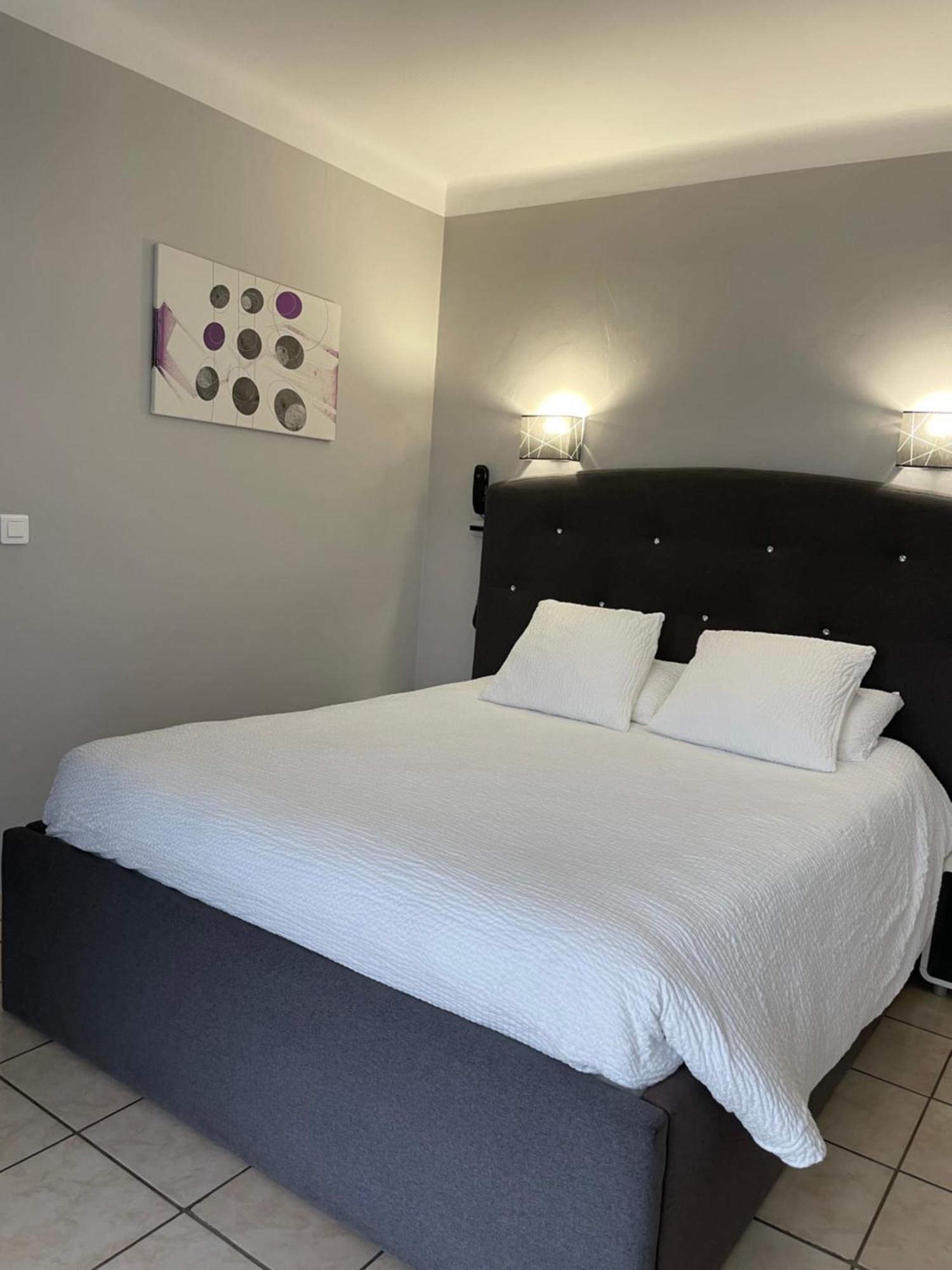 Logis Hotel Le Clement V Roquemaure  Bagian luar foto