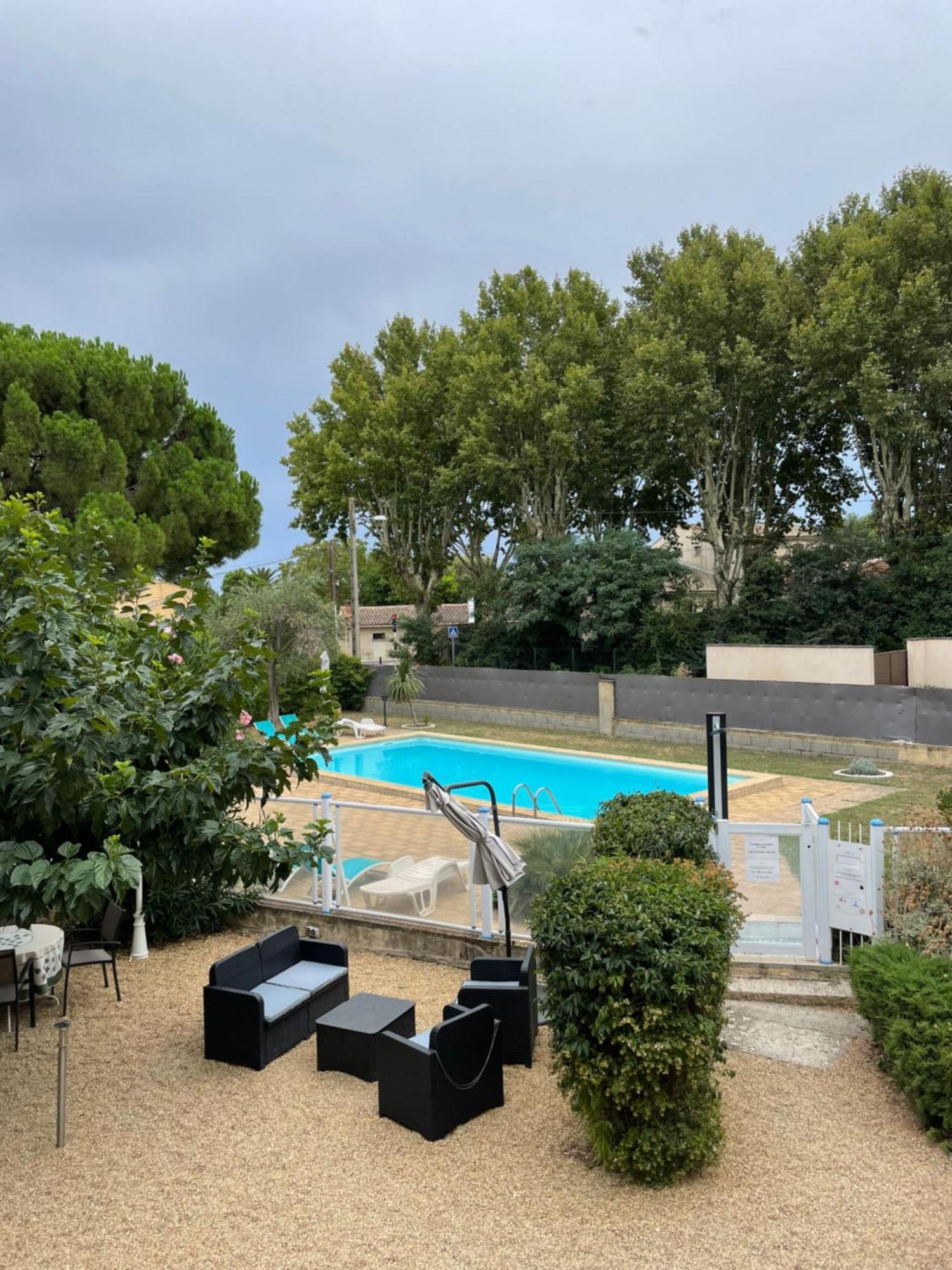 Logis Hotel Le Clement V Roquemaure  Bagian luar foto
