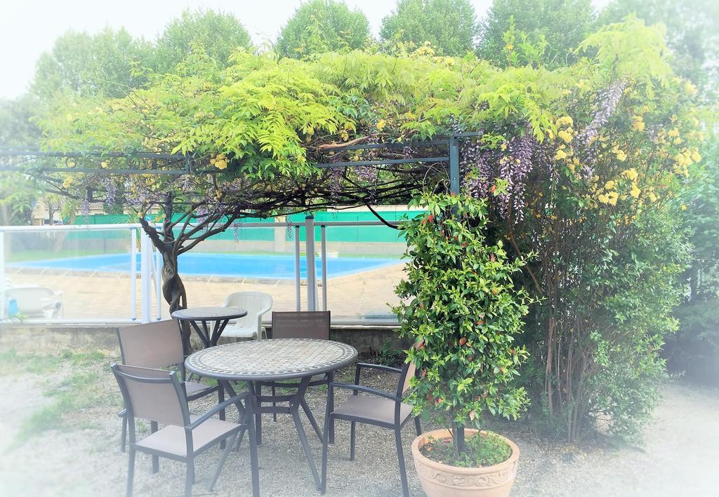 Logis Hotel Le Clement V Roquemaure  Bagian luar foto
