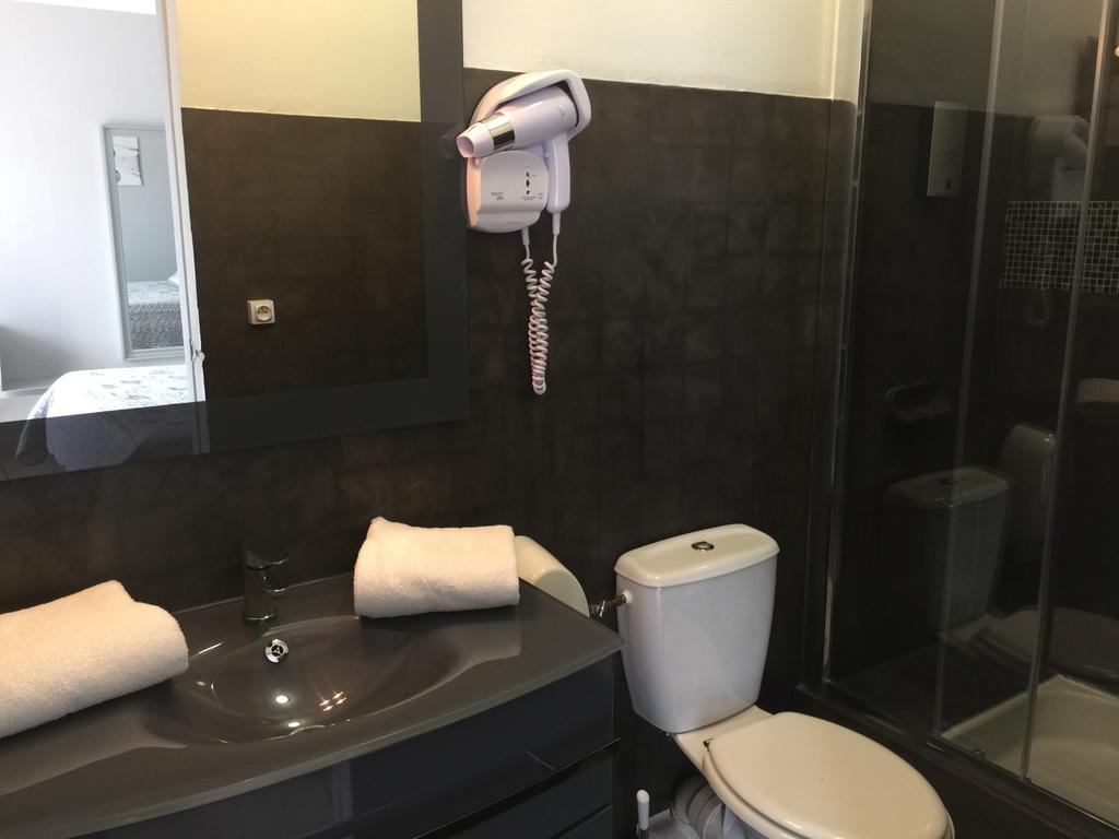 Logis Hotel Le Clement V Roquemaure  Bagian luar foto