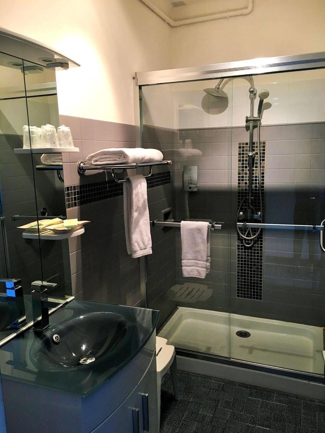 Logis Hotel Le Clement V Roquemaure  Bagian luar foto