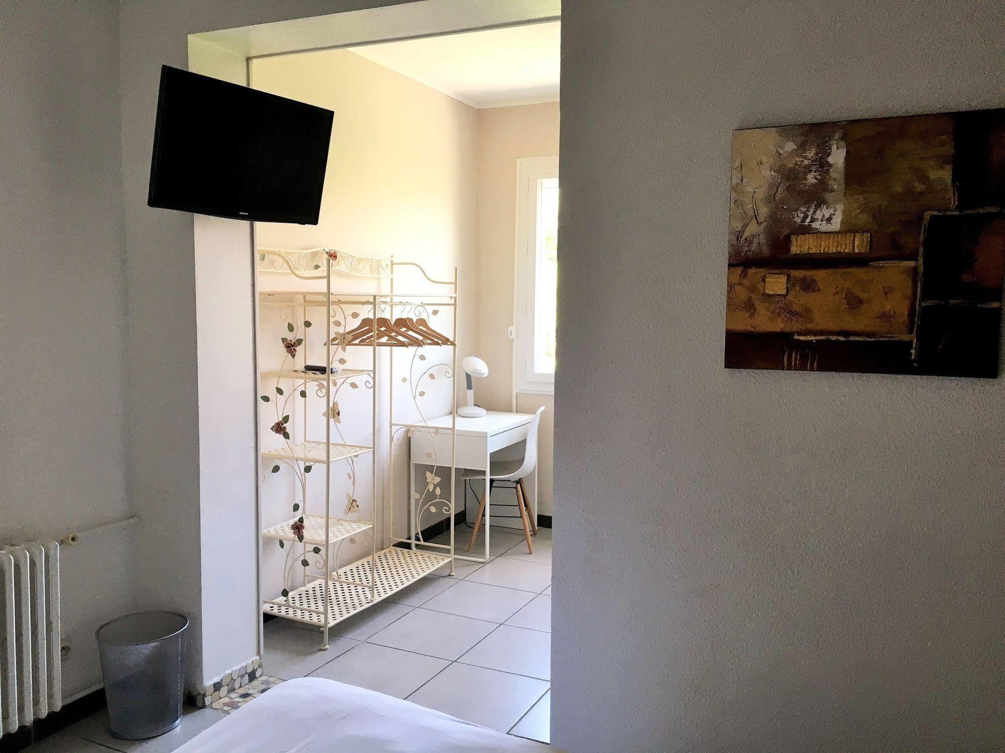 Logis Hotel Le Clement V Roquemaure  Bagian luar foto