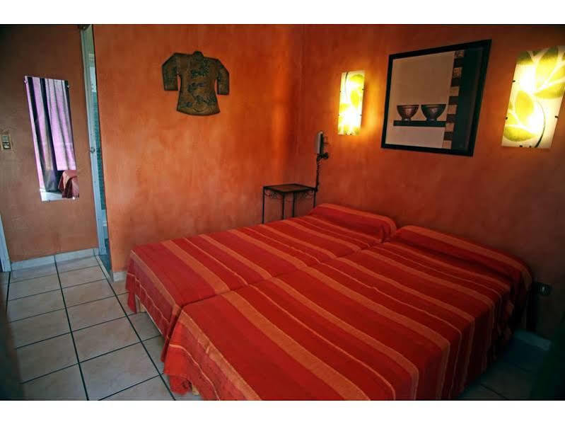 Logis Hotel Le Clement V Roquemaure  Bagian luar foto