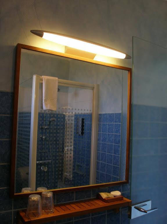 Logis Hotel Le Clement V Roquemaure  Bagian luar foto